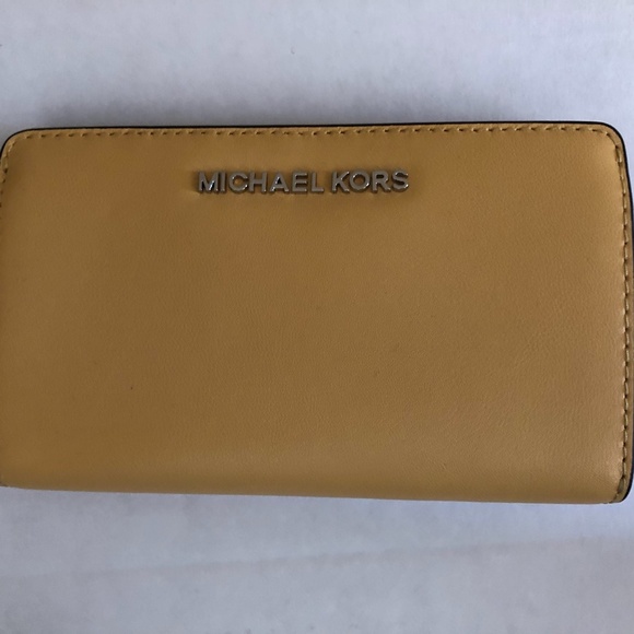 Michael Kors Jet Set Travel Wallet - Picture 1 of 7